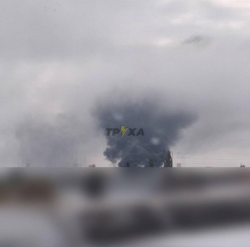 В Луцке новый прилет,сообщают что после него начался огромный пожар и столб дыма который видно с окраин города