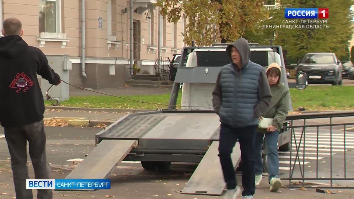 Иномарка вылетела на тротуар и протаранила ограду Ботанического сада