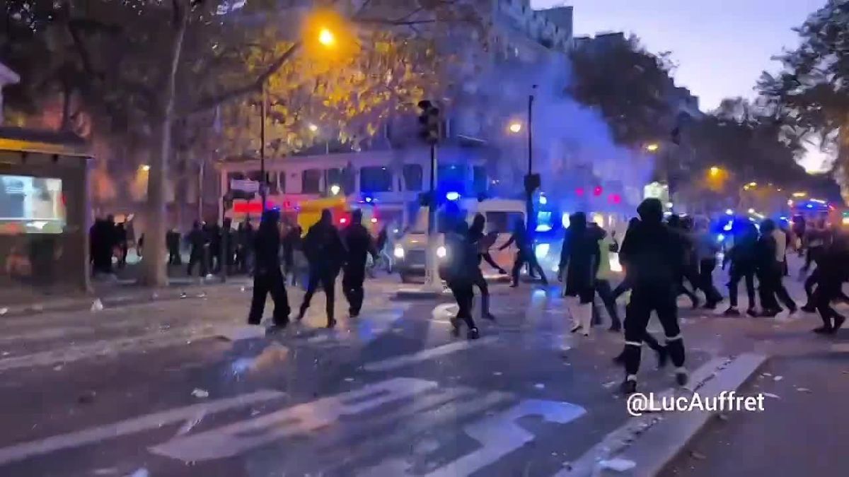 Храбрые французы гоняют сатрапов диктаторского режима