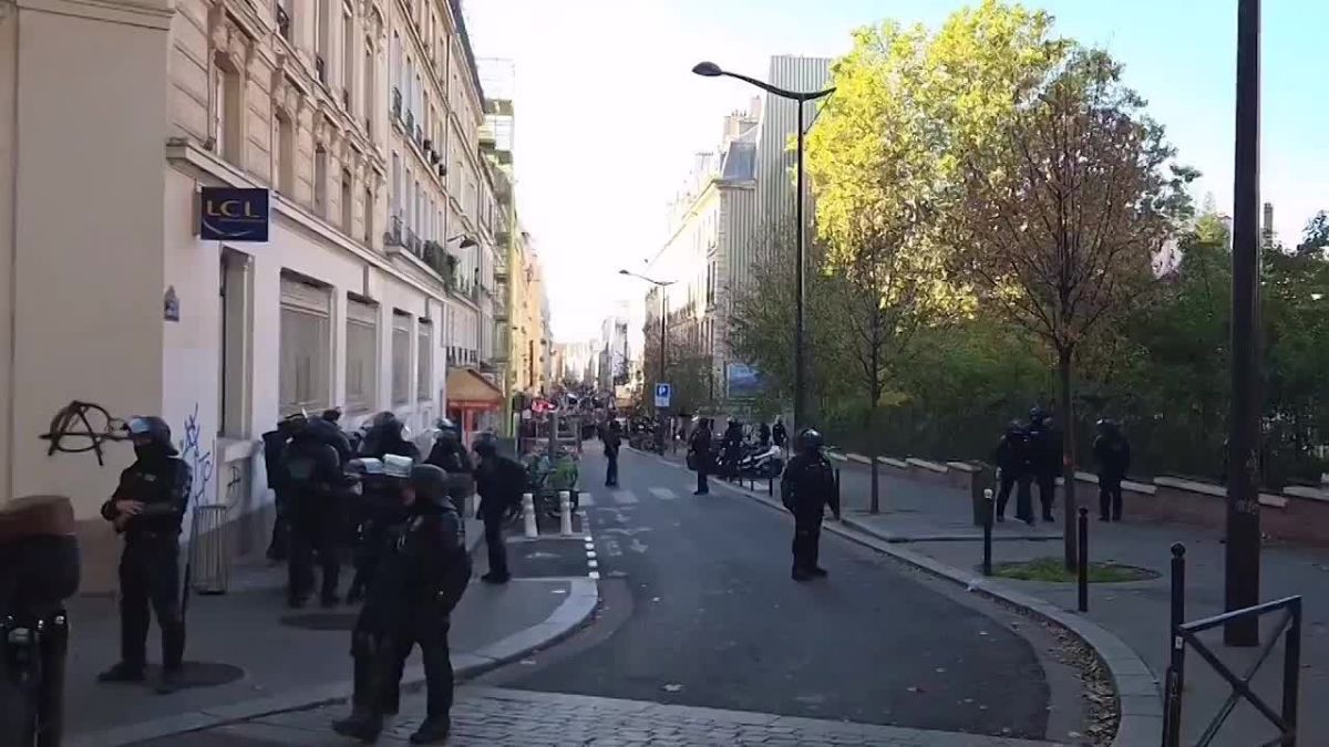 В Париже начались столкновения протестующих с полицией