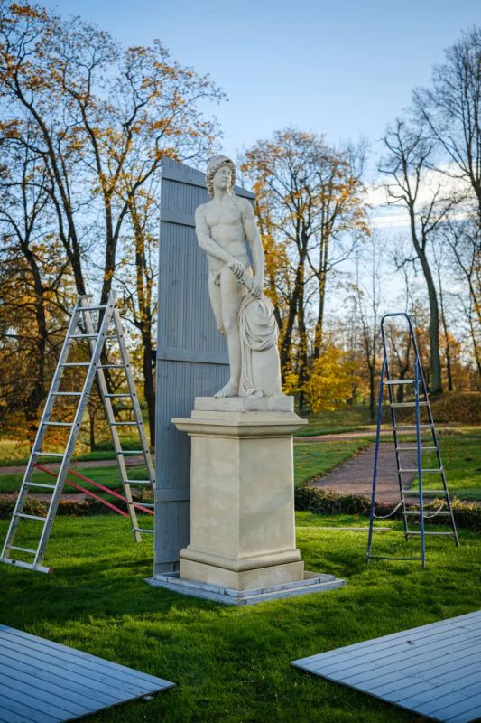 Скульптуры Гатчинского парка погружаются в зимний сон