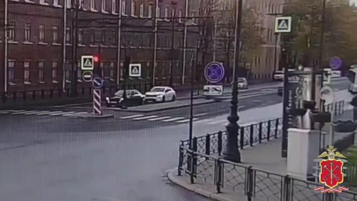 На Суворовском проспекте такси вылетело на тротуар