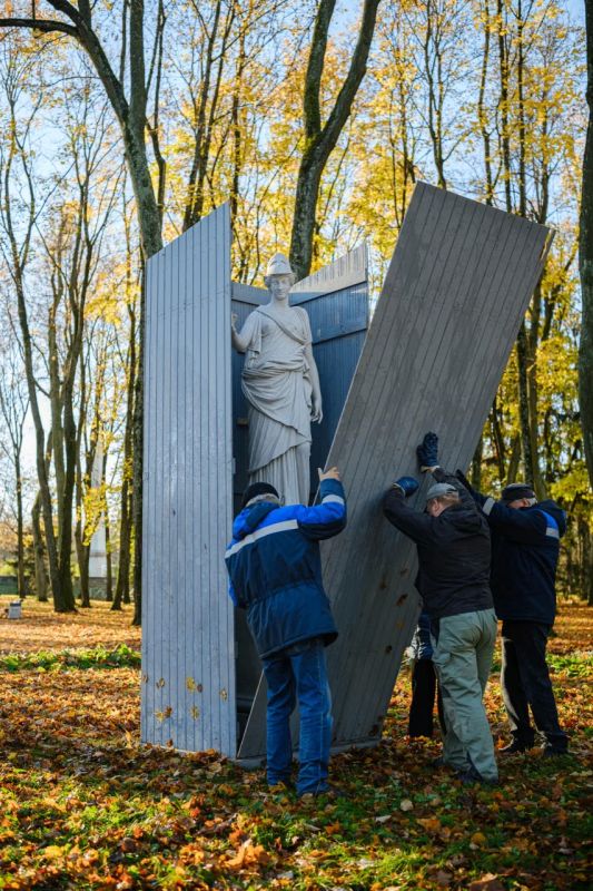 Скульптуры Гатчинского парка погружаются в зимний сон Скульптуры Гатчинского парка погружаются в зимний сон