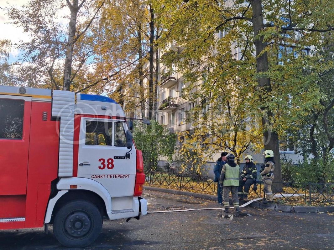 Жильцы пятиэтажки на проспекте Космонавтов, где ночью произошёл пожар, ждут, когда им разрешат вернуться домой Жильцы пятиэтажки на проспекте Космонавтов, где ночью произошёл пожар, ждут, когда им разрешат вернуться домой