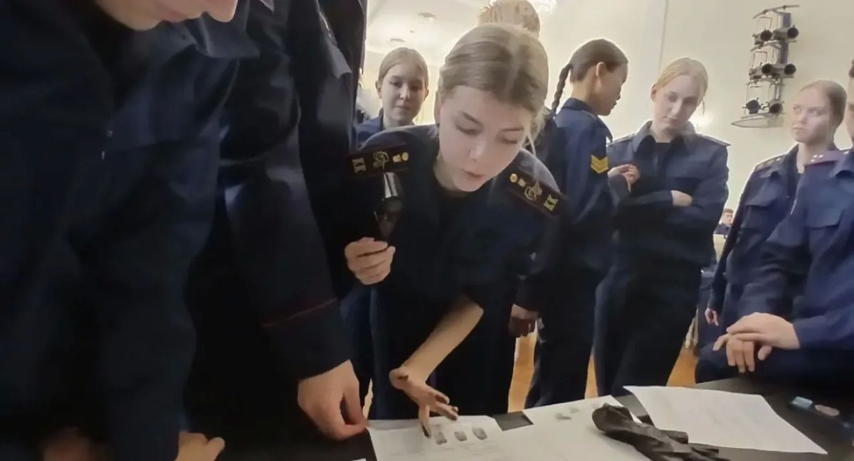 Следователи провели профориентационную беседу с кадетами в Петродворцовом районе Следователи провели профориентационную беседу с кадетами в Петродворцовом районе