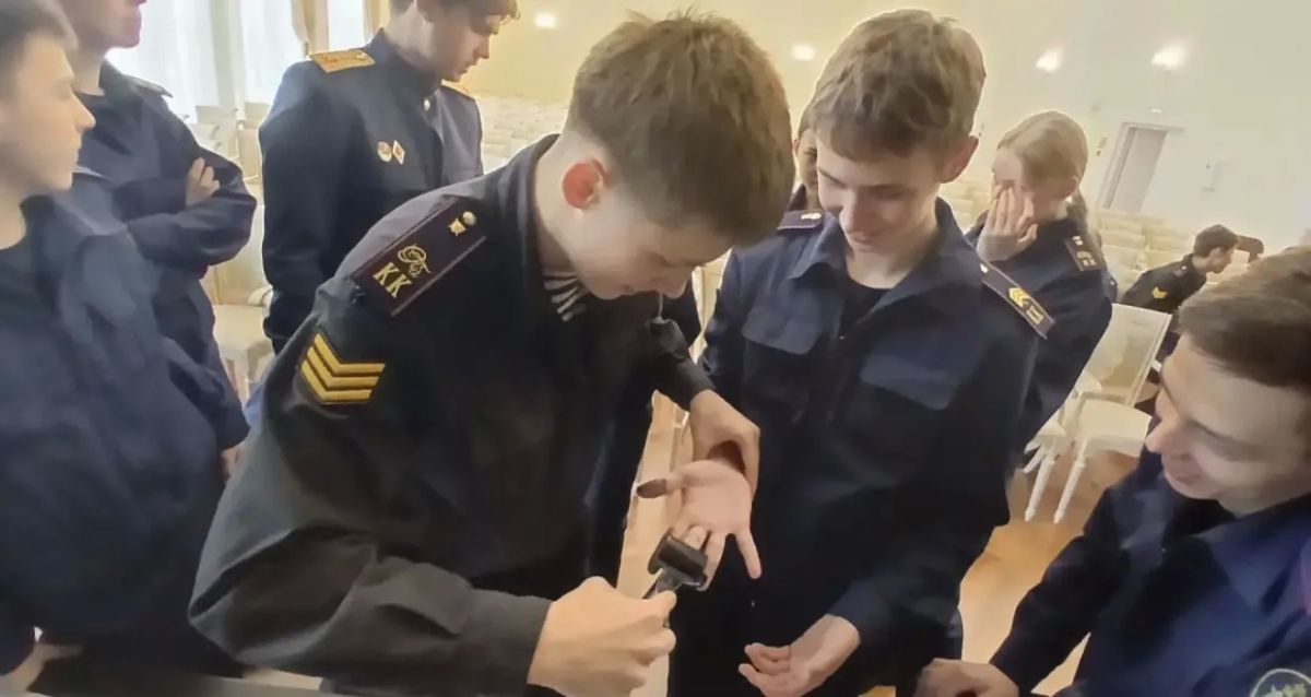 Следователи провели профориентационную беседу с кадетами в Петродворцовом районе Следователи провели профориентационную беседу с кадетами в Петродворцовом районе