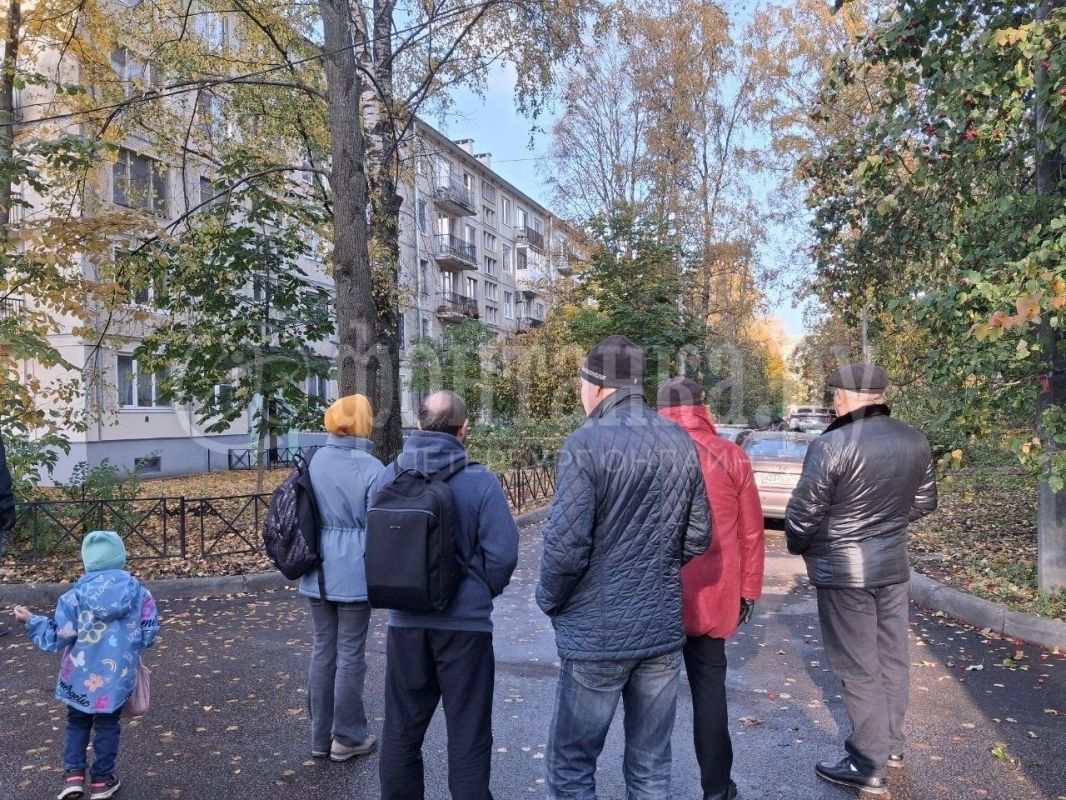 Жильцы пятиэтажки на проспекте Космонавтов, где ночью произошёл пожар, ждут, когда им разрешат вернуться домой
