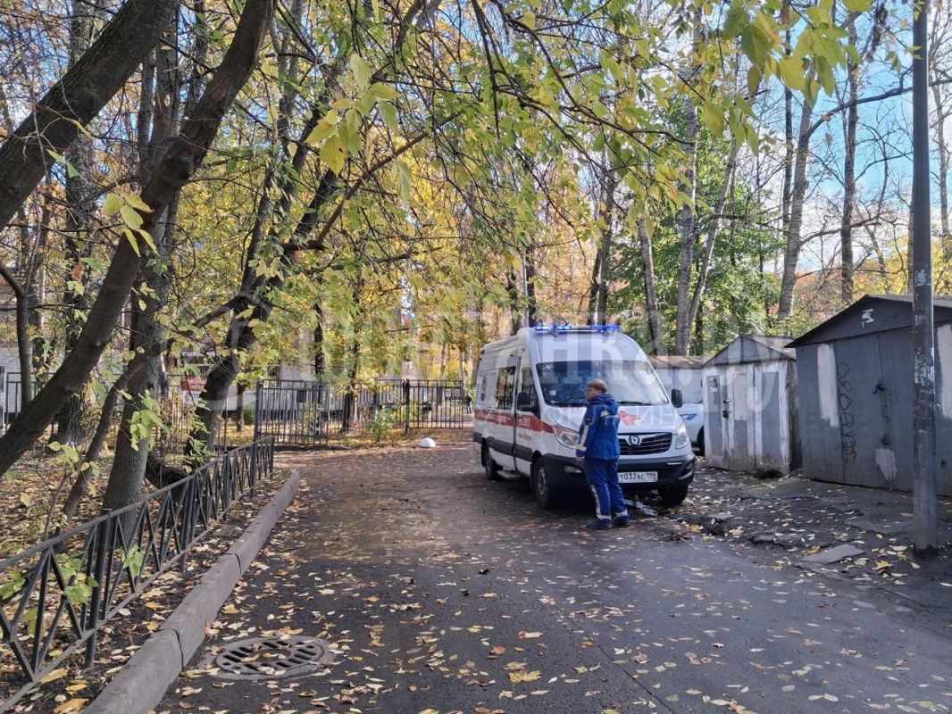Жильцы пятиэтажки на проспекте Космонавтов, где ночью произошёл пожар, ждут, когда им разрешат вернуться домой Жильцы пятиэтажки на проспекте Космонавтов, где ночью произошёл пожар, ждут, когда им разрешат вернуться домой