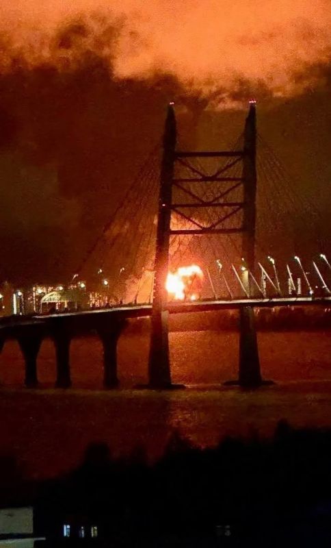 Момент взрыва украинского дрона на вантовом мосту в Санкт-Петербурге прошедшей ночью