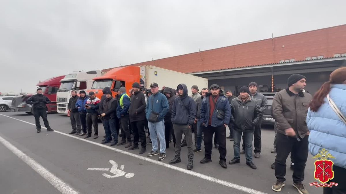 Миграционный рейд в Колпинском районе: полицейские проверили почти сотню иностранцев
