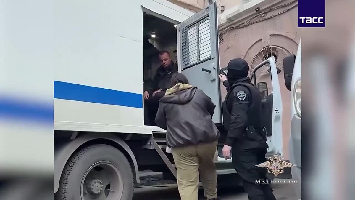 Как сообщает ТАСС в 4х регионах страны прошли задержания лиц, которые причастны к хищению денег у участников СВО