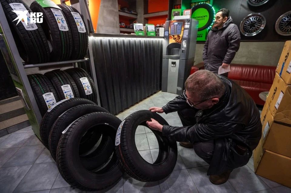 Назвали оптимальные сроки смены летней резины на зимнюю — ночные заморозки уже напоминают водителям о приближении зимы, но спешить на шиномонтаж прямо сейчас необязательно