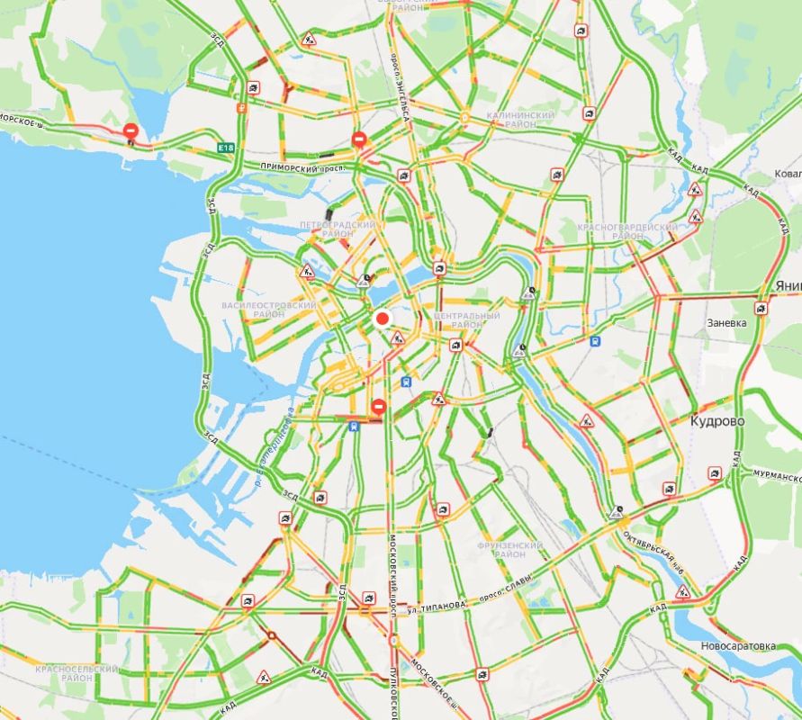 Огромная пробка образовалась на юге Петербурга из-за перекрытий