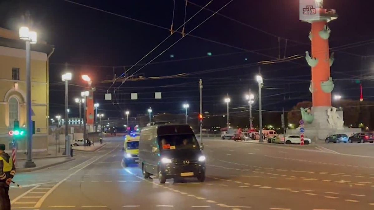 Дворцовый мост не развелся на профилактику в 21:30, как сообщали городские службы ранее