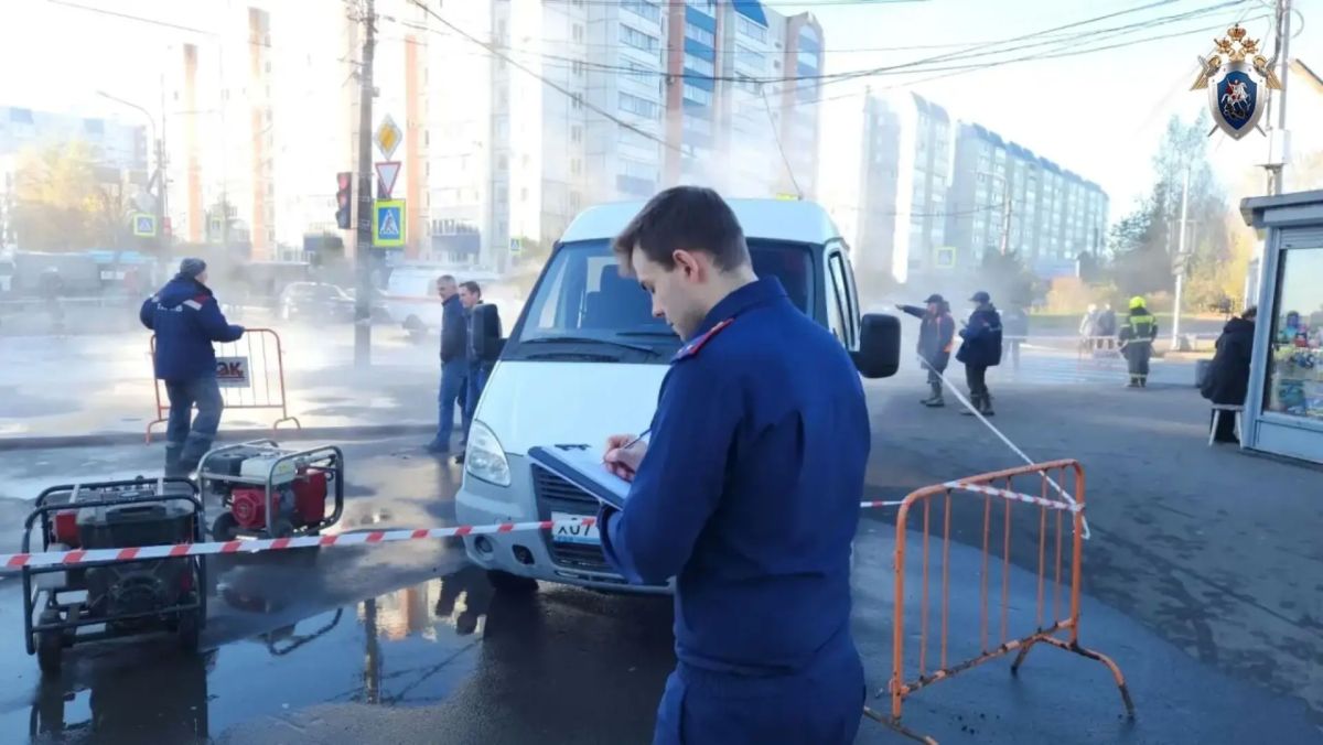 В Колпино прорвало трубу с горячей водой, пострадали женщина и ребёнок