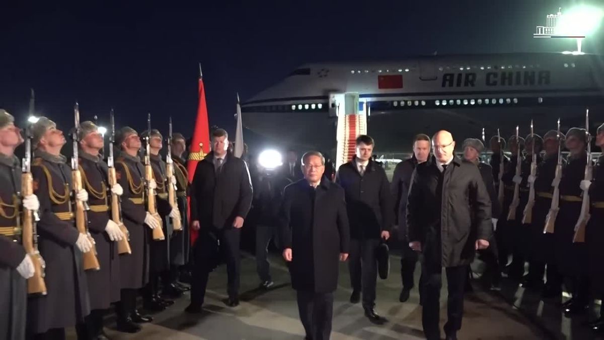 Премьер Государственного совета КНР Ли Цян прибыл в Санкт-Петербург на 31-ю регулярную встречу глав правительств России и Китая