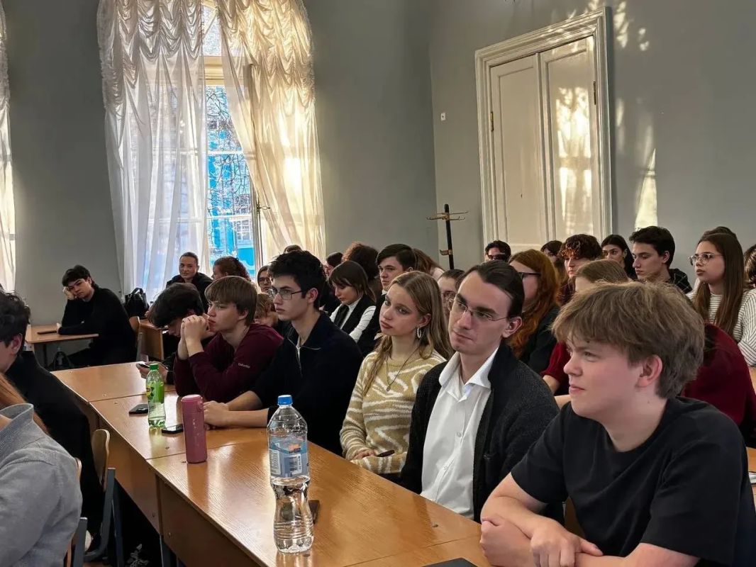 На факультете политологии СПбГУ прошла встреча с председателем Избирательной комиссии Ленинградской области Михаилом Лебединским, посвящённая профессиональным перспективам молодёжи в избирательной системе На факультете политологии СПбГУ прошла встреча с председателем Избирательной комиссии Ленинградской области Михаилом Лебединским, посвящённая профессиональным перспективам молодёжи в избирательной системе