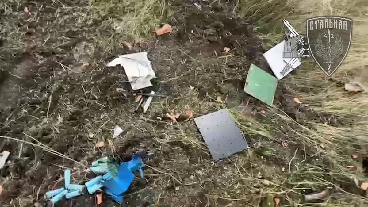 «На дороге тоже куски валяются» — боец МОГ 42-й гвардейской дивизии осматривает только что сбитый им Хорнет противника