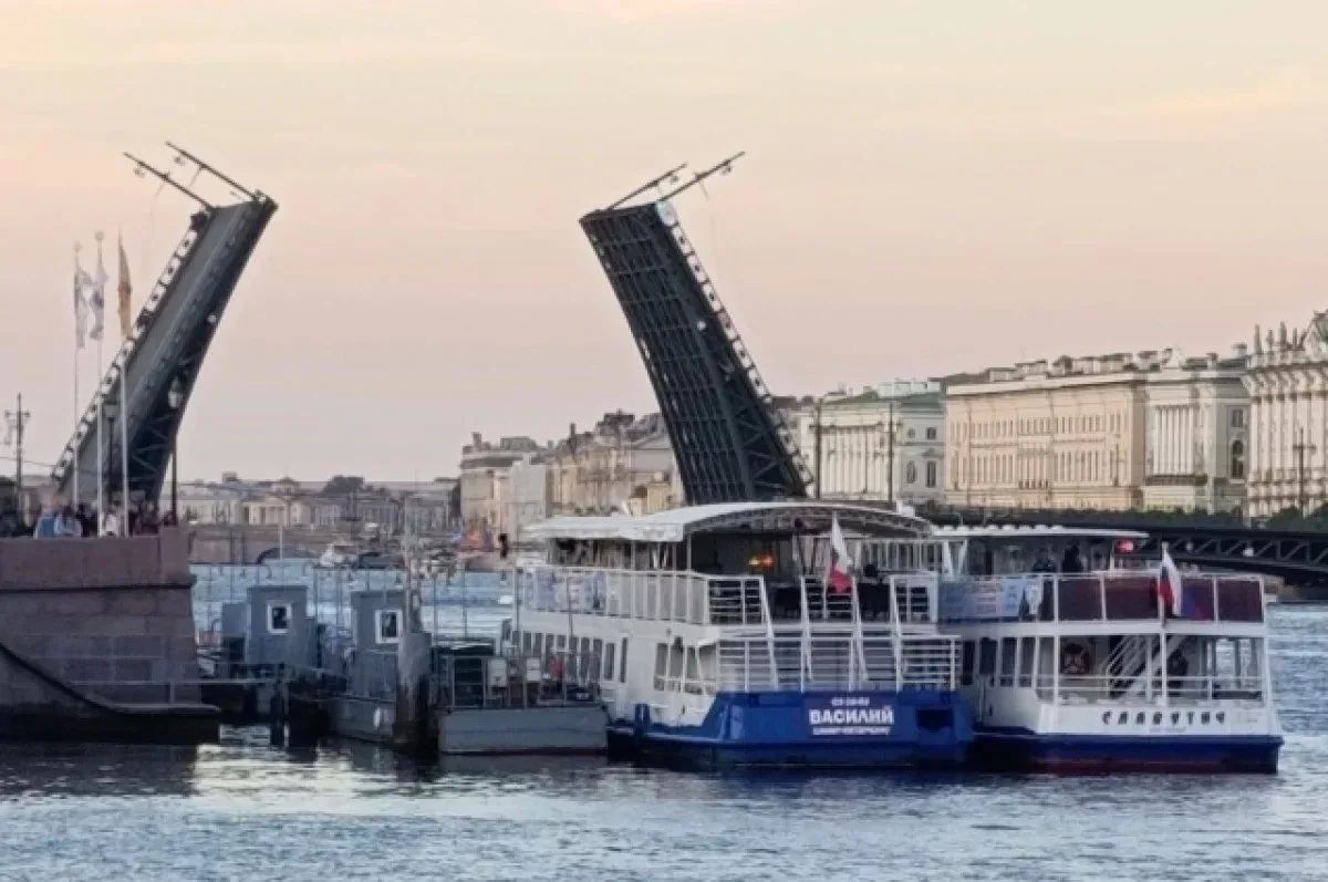 Время закрытия Дворцового моста в Петербурге перенесли на час