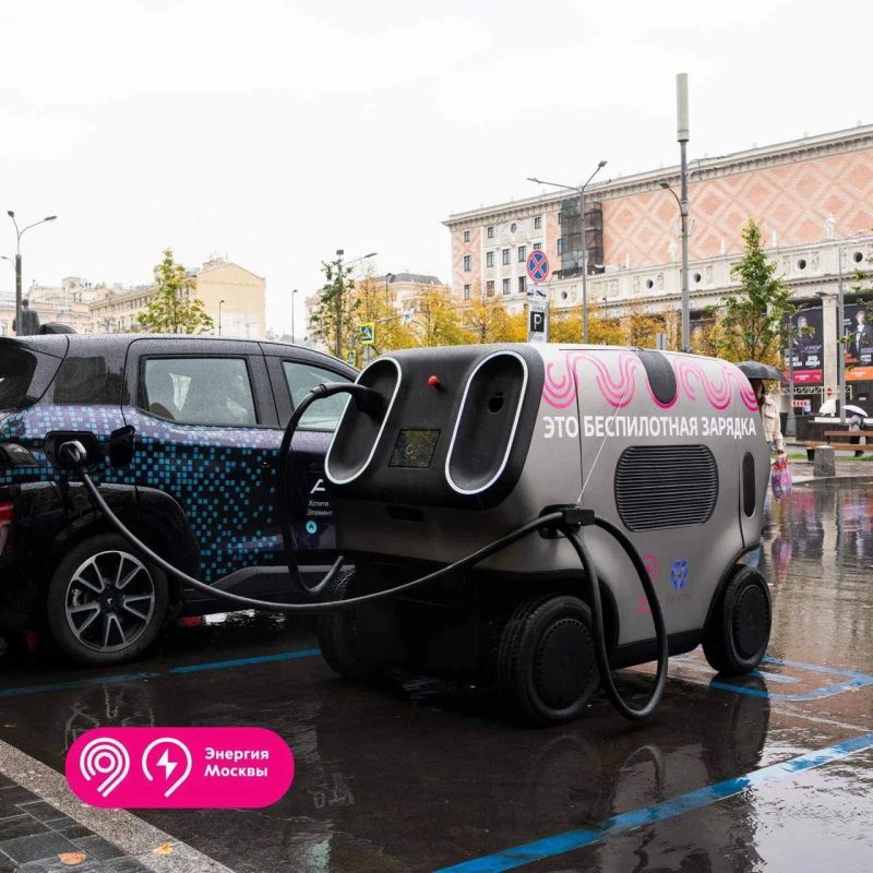 Это не пухосос. Это новые беспилотные электрозарядки для электромобилей в Москве Это не пухосос. Это новые беспилотные электрозарядки для электромобилей в Москве