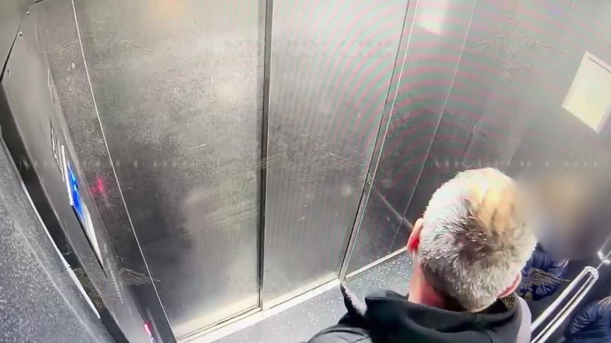 В Петербурге незнакомец напал на 9-летнюю девочку в подъезде и попытался ее утащить