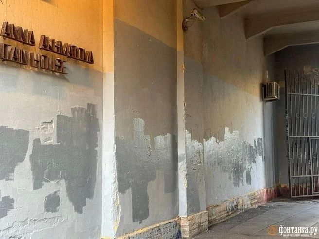 Все надписи пропали со стен в арке Музея Анны Ахматовой