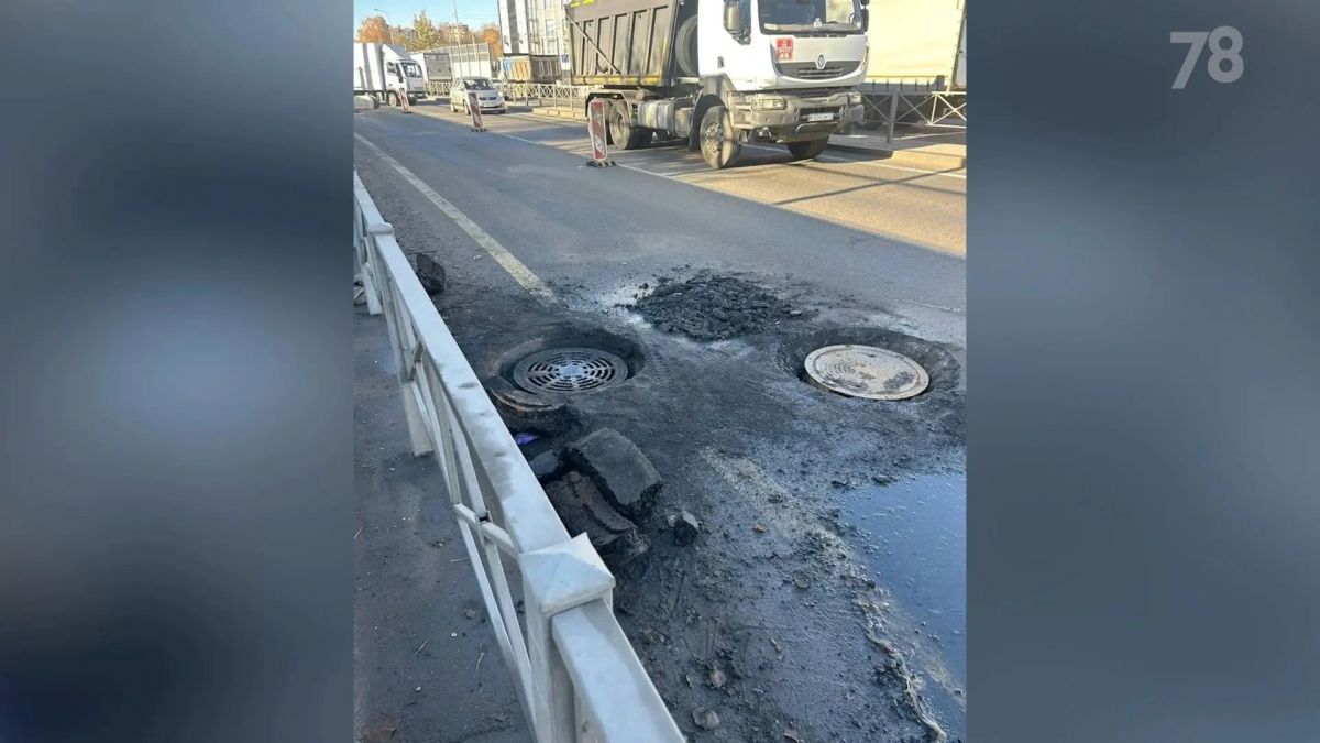 Жители Янино-1 жалуются на дорогу, на которой разрушается асфальт и образуются огромные лужи Жители Янино-1 жалуются на дорогу, на которой разрушается асфальт и образуются огромные лужи