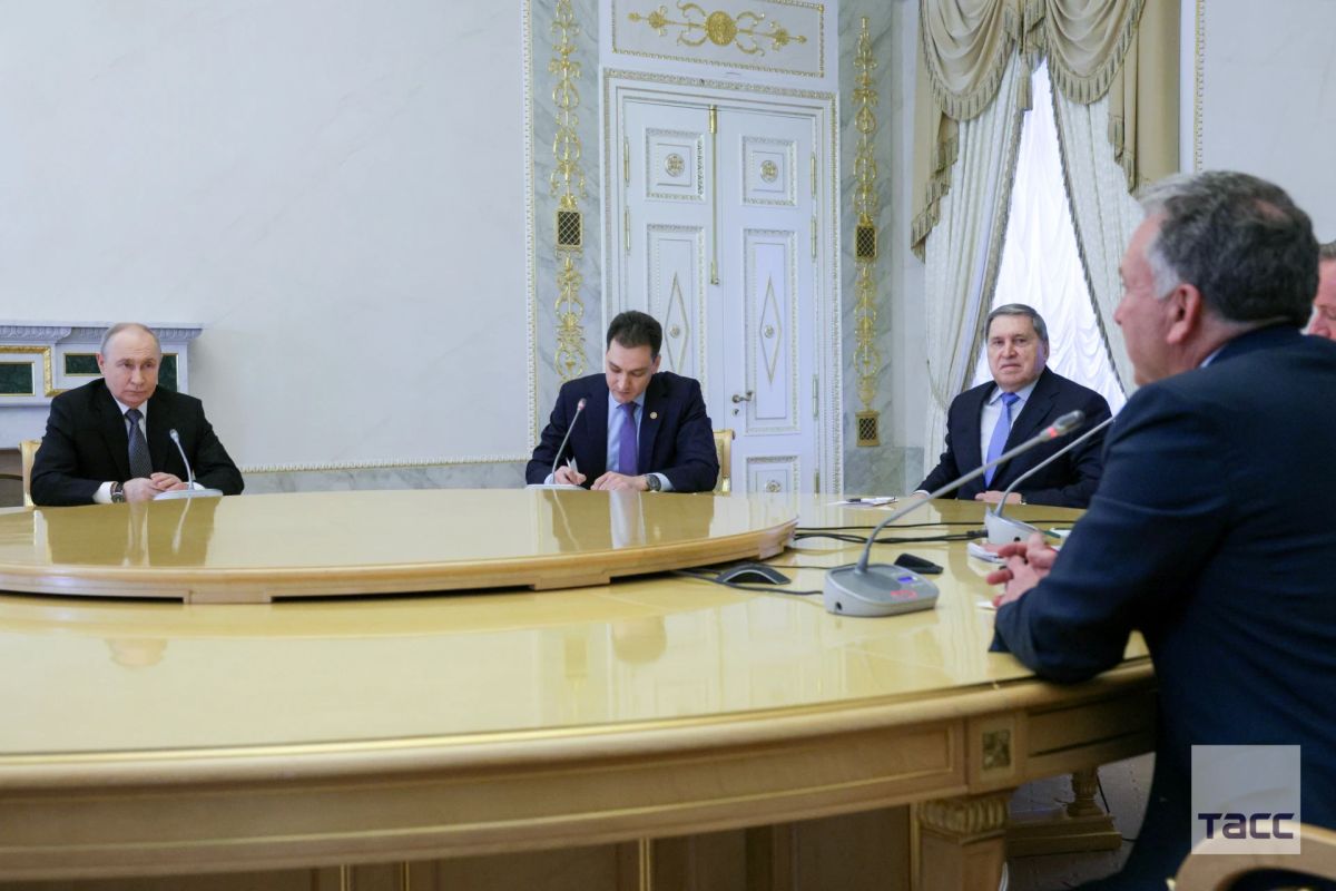 Кадры встречи Путина со спецпосланником президента США Уиткоффом в Петербурге Кадры встречи Путина со спецпосланником президента США Уиткоффом в Петербурге