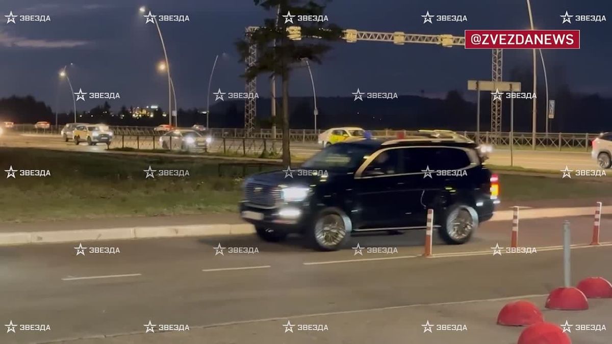 Кортеж из представительских автомобилей въехал на территорию Пулково — предположительно, он прибыл за спецпосланником президента США Уиткоффом, который в эти минуты летит из Осло в Санкт-Петербург