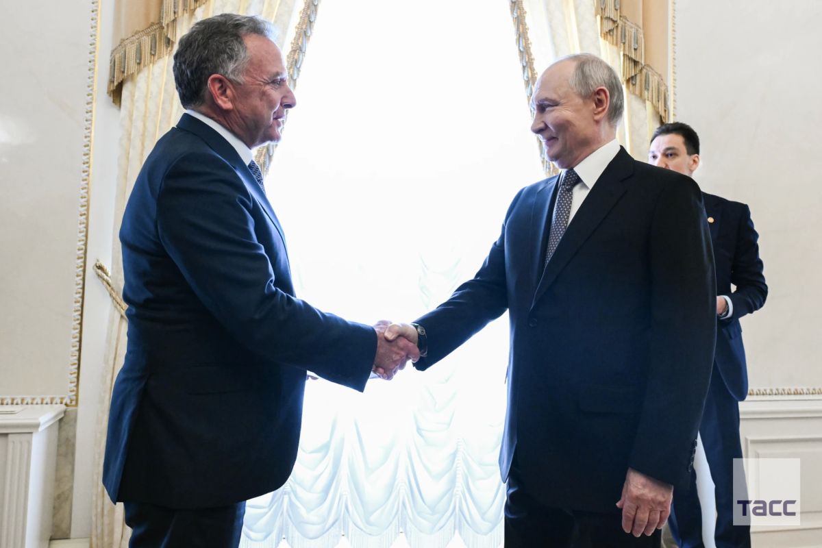Кадры встречи Путина со спецпосланником президента США Уиткоффом в Петербурге Кадры встречи Путина со спецпосланником президента США Уиткоффом в Петербурге