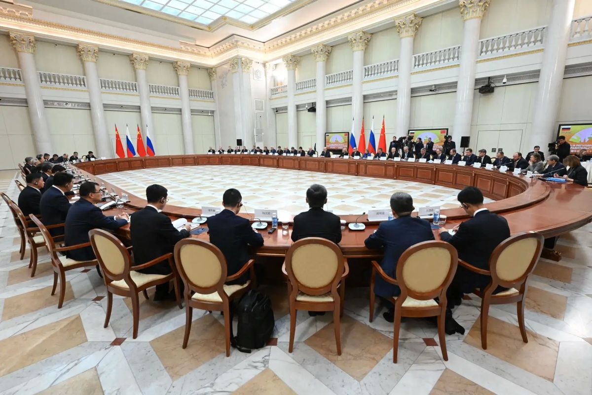 Дмитрий Баканов принял участие во встрече глав правительств России и Китая
