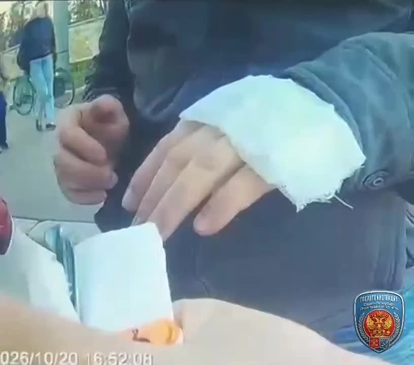 Сотрудники Госавтоинспекции Центрального района Петербурга пришли на помощь пострадавшему в ДТП