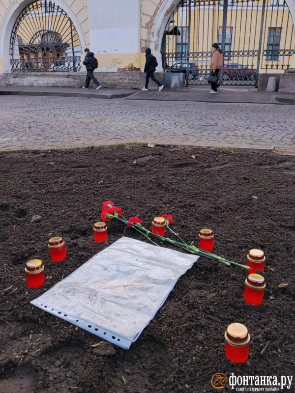 «Могила» появилась на месте срубленного дерева на канале Грибоедова «Могила» появилась на месте срубленного дерева на канале Грибоедова