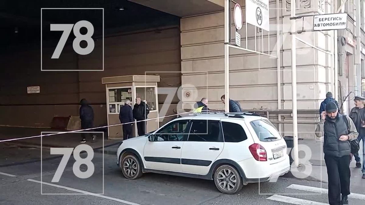 Сотрудников «Галереи» начали отпускать домой — сроки открытия ТРЦ до сих пор неизвестны
