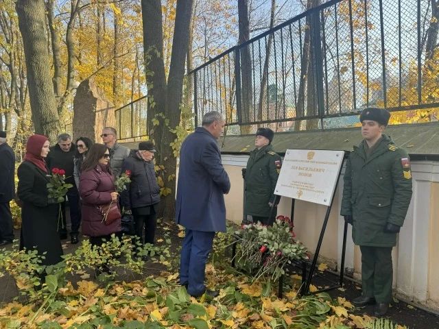Мемориальные доски в честь военных врачей открыли в Александро-Невской лавре Мемориальные доски в честь военных врачей открыли в Александро-Невской лавре