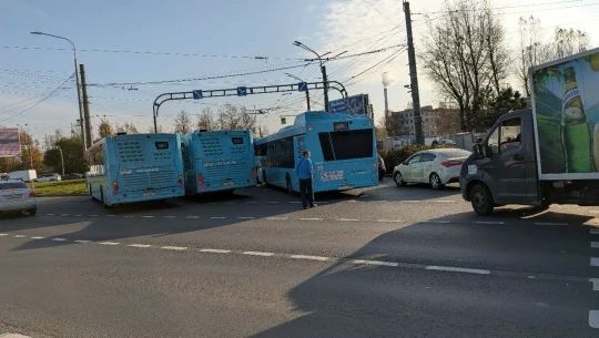 В Невском районе на перекрестке улицы Народной и проспекта Большевиков в ДТП попали четыре автомобиля – две легковушки и два грузовика В Невском районе на перекрестке улицы Народной и проспекта Большевиков в ДТП попали четыре автомобиля – две легковушки и два грузовика
