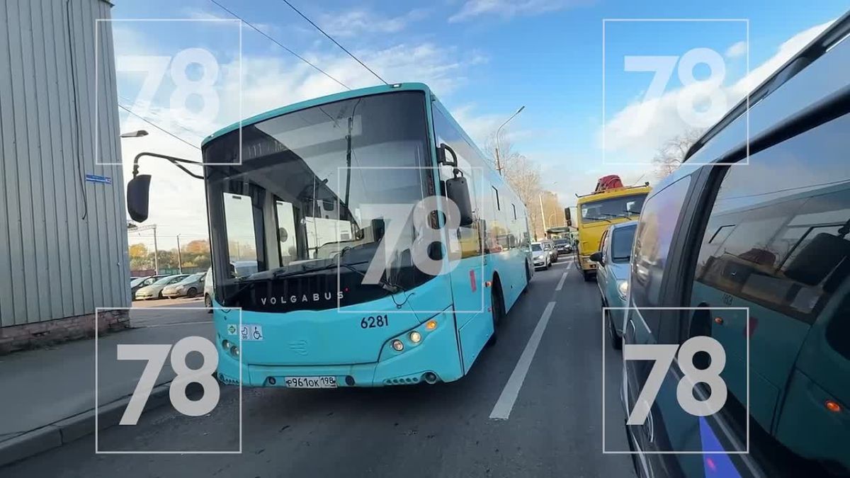 ДТП с автобусом и двумя легковушками устроило пробку на проспекте Народного Ополчения Авария произошла у дома № 62, корпус 3. Видимых повреждений у машин нет, но участники ДТП стоят на дороге с самого утра и мешают проезду