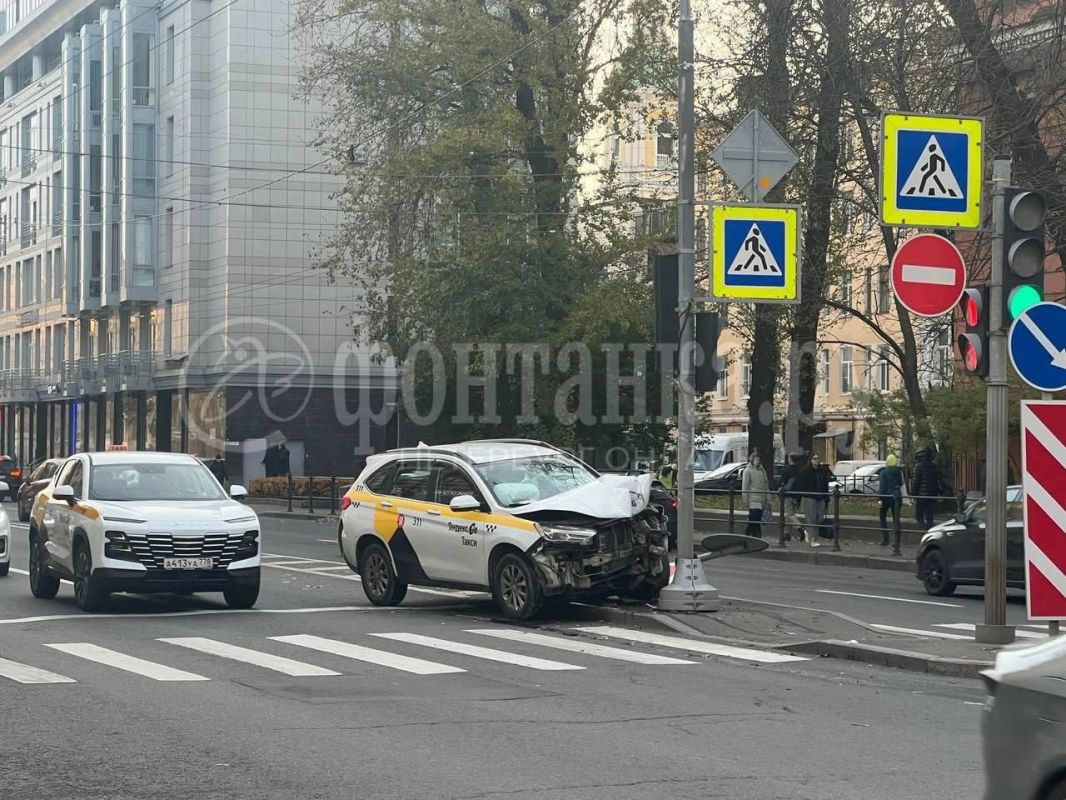 Такси припарковалось в столб на пересечении Малого проспекта и 10-й линии Васильевского острова