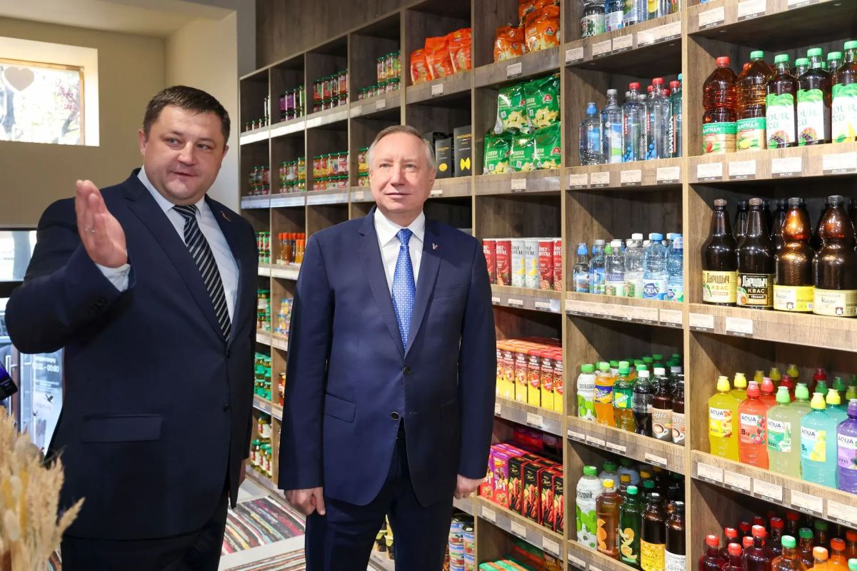 Александр Беглов открыл на Московском проспекте флагманский мультибрендовый магазин «Белорусская деревня»