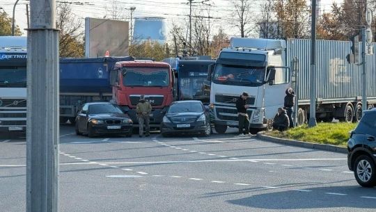 В Невском районе на перекрестке улицы Народной и проспекта Большевиков в ДТП попали четыре автомобиля – две легковушки и два грузовика