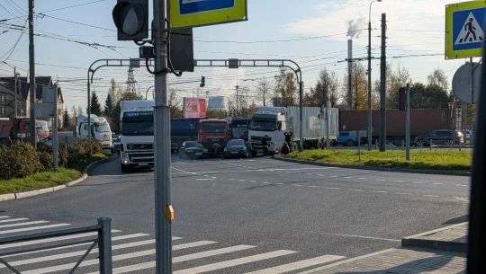 В Невском районе на перекрестке улицы Народной и проспекта Большевиков в ДТП попали четыре автомобиля – две легковушки и два грузовика В Невском районе на перекрестке улицы Народной и проспекта Большевиков в ДТП попали четыре автомобиля – две легковушки и два грузовика