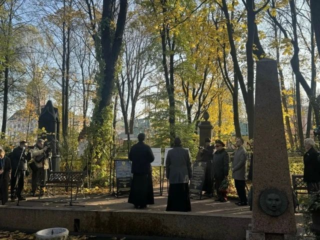 Мемориальные доски в честь военных врачей открыли в Александро-Невской лавре
