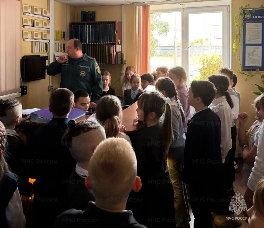 Огонь, вода и медные трубы: кронштадтские школьники побывали в гостях у #петербургскихспасателей Огонь, вода и медные трубы: кронштадтские школьники побывали в гостях у #петербургскихспасателей