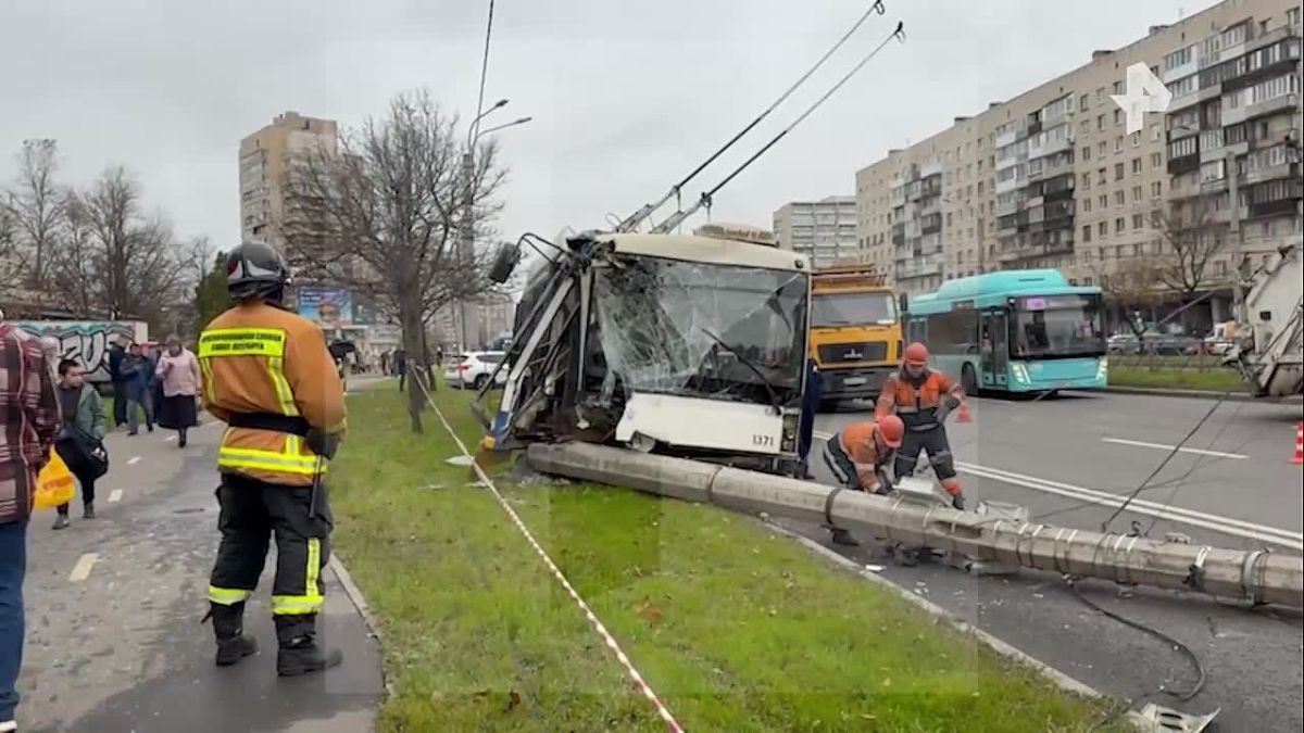 Троллейбус, который врезался в столб и разнес кабину в Петербурге, подрезала легковушка слева