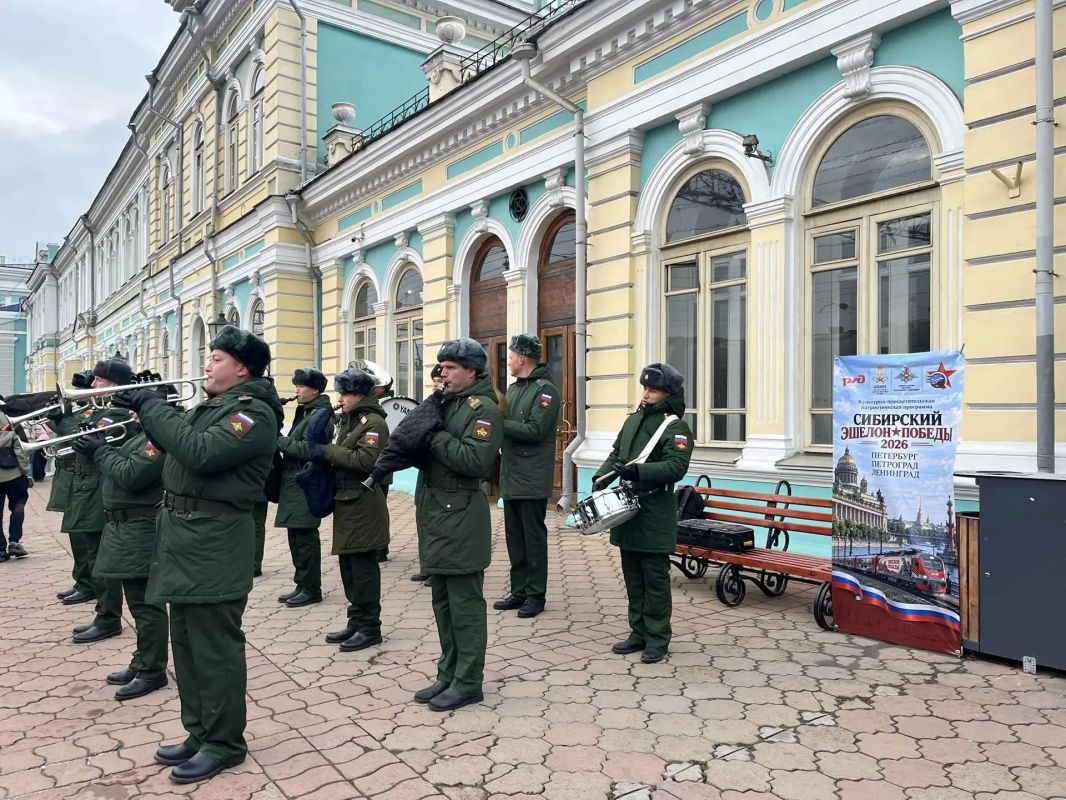 Сегодня из Иркутска в Санкт-Петербург отправился детский агитпоезд "Сибирский эшелон Победы" Сегодня из Иркутска в Санкт-Петербург отправился детский агитпоезд "Сибирский эшелон Победы"