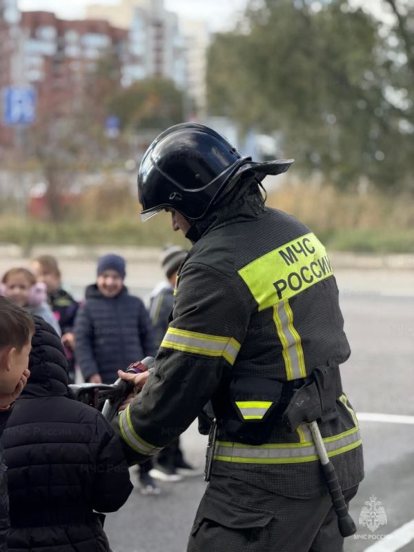 Огонь, вода и медные трубы: кронштадтские школьники побывали в гостях у #петербургскихспасателей Огонь, вода и медные трубы: кронштадтские школьники побывали в гостях у #петербургскихспасателей