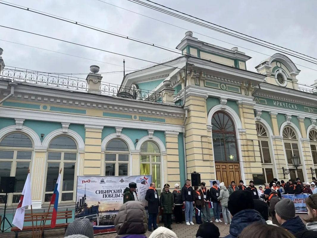 Сегодня из Иркутска в Санкт-Петербург отправился детский агитпоезд "Сибирский эшелон Победы" Сегодня из Иркутска в Санкт-Петербург отправился детский агитпоезд "Сибирский эшелон Победы"
