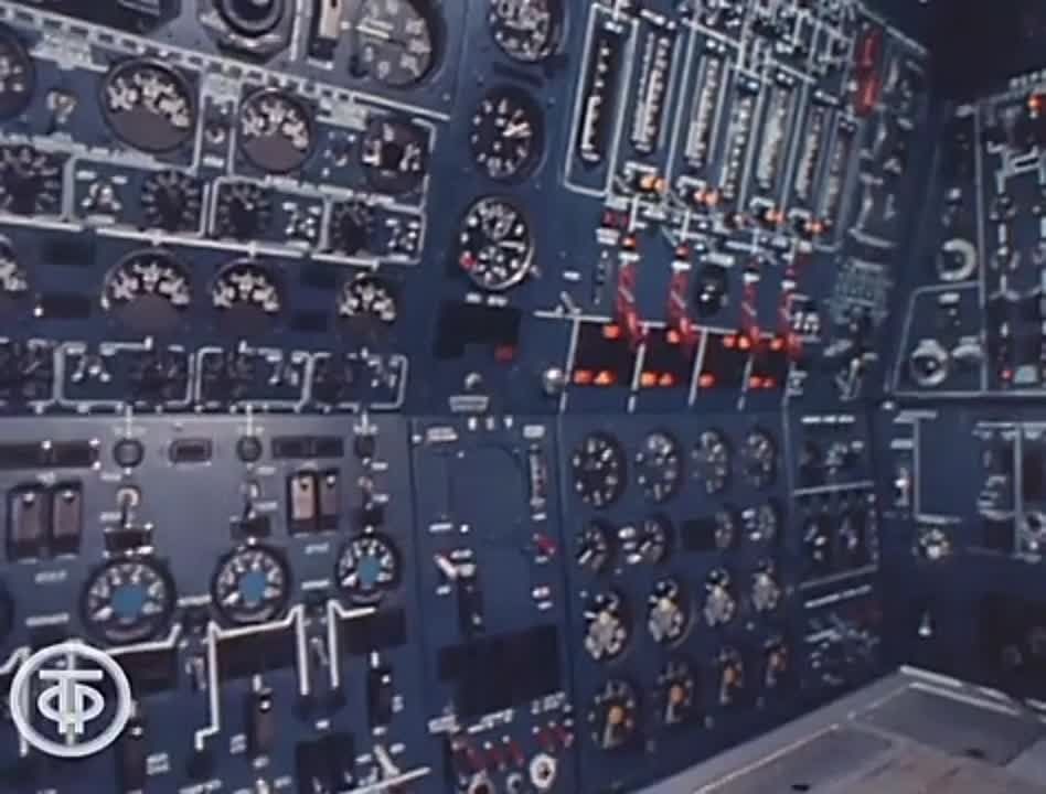 24 октября 1977 года совершил испытательный полёт первый советский широкофюзеляжный самолёт Ил-86