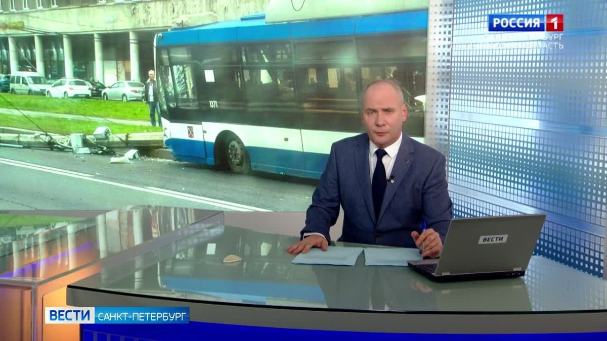 На проспекте Славы троллейбус врезался в фонарный столб