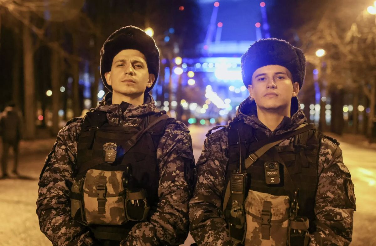 Прямо сейчас в Санкт-Петербурге на стадионе «Газпром Арена» военнослужащие специального моторизованного Измайловского полка и 33-й бригады оперативного назначения Северо-Западного округа Росгвардии, а также сотрудники ОМОН... Прямо сейчас в Санкт-Петербурге на стадионе «Газпром Арена» военнослужащие специального моторизованного Измайловского полка и 33-й бригады оперативного назначения Северо-Западного округа Росгвардии, а также сотрудники ОМОН...